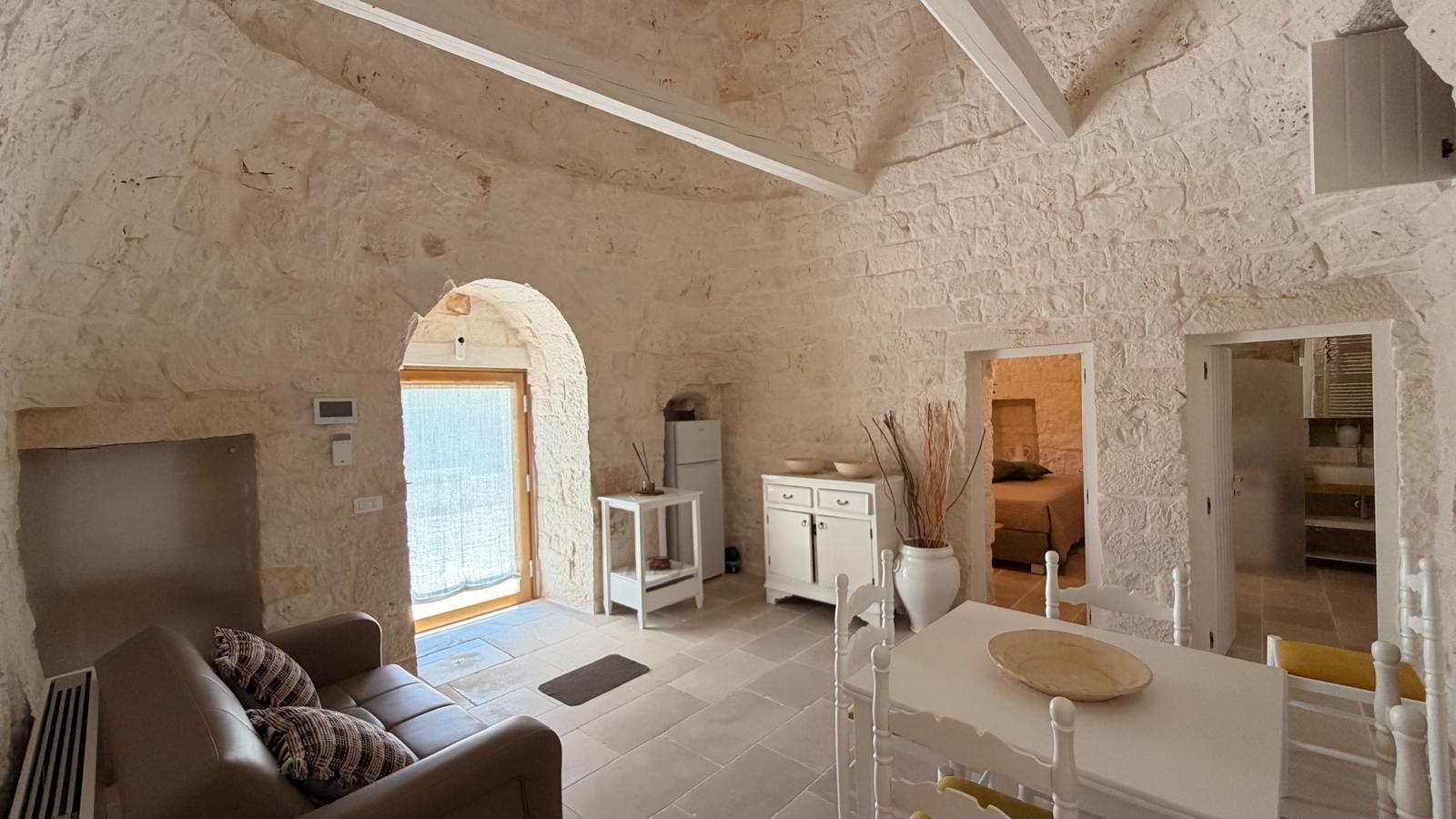 Trulli Comunicanti, Restaurati con Antico Camino, Ulivi Secolari.